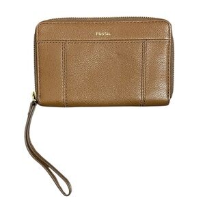 Fossil Jori RFID Multifunction Zip Clutch Wristlet in brown leather.